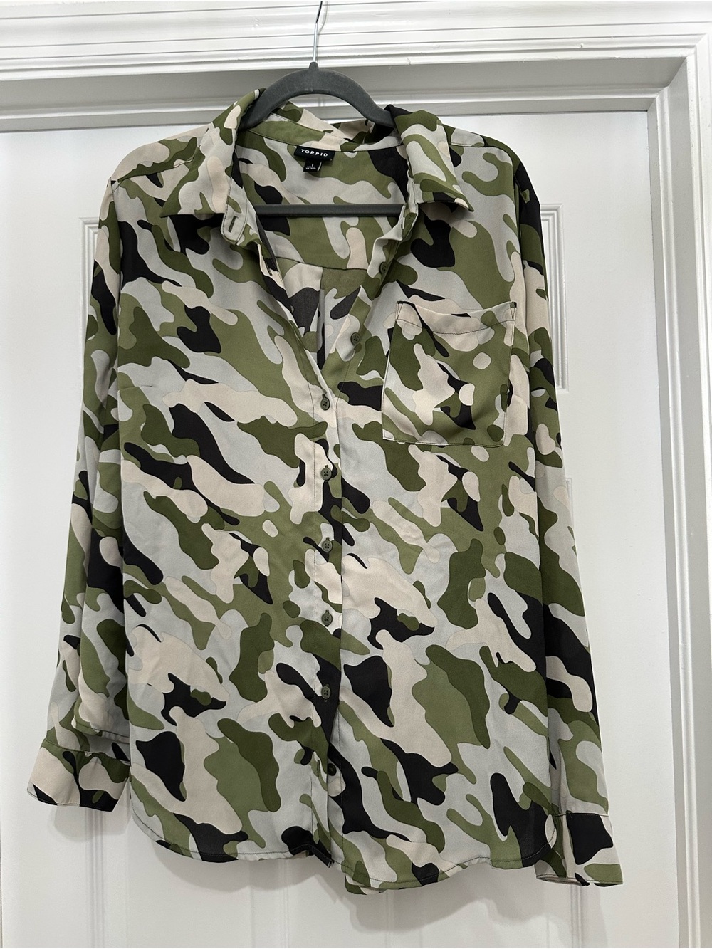 Torrid Womens Olive Green Camouflage Button-Up Shirt Size1